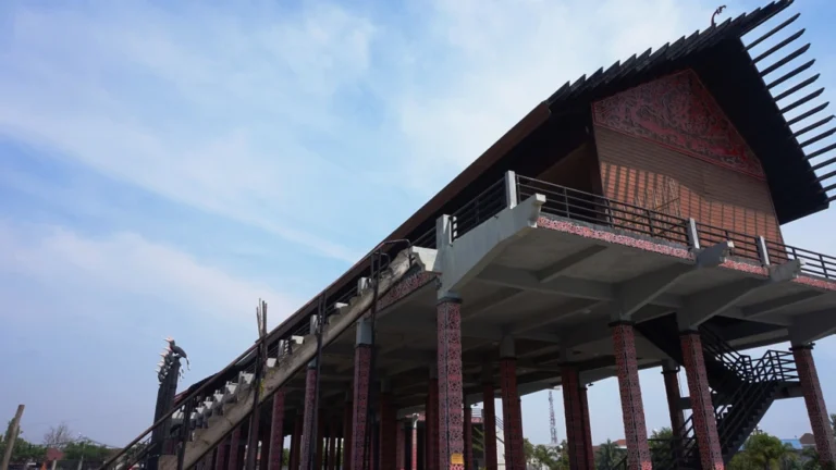 Rumah Radakng, rumah panjang tradisional suku Dayak Kanayatn di Kalimantan Barat