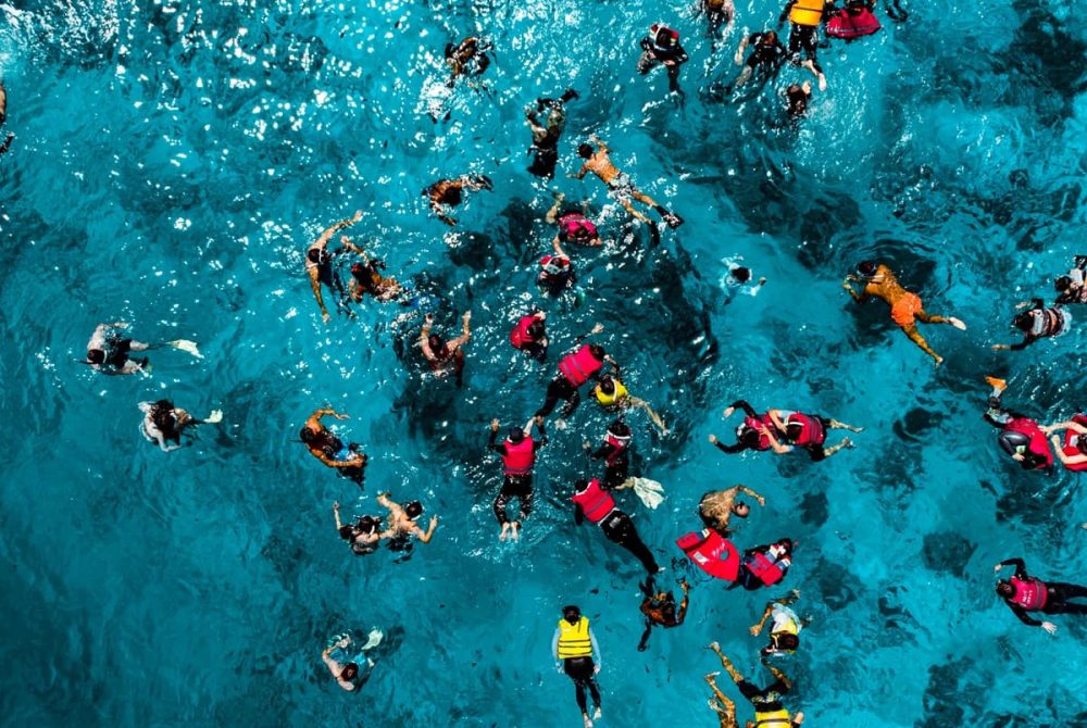 emandangan-drone-aktivitas-snorkeling-di-perairan-gili-lombok