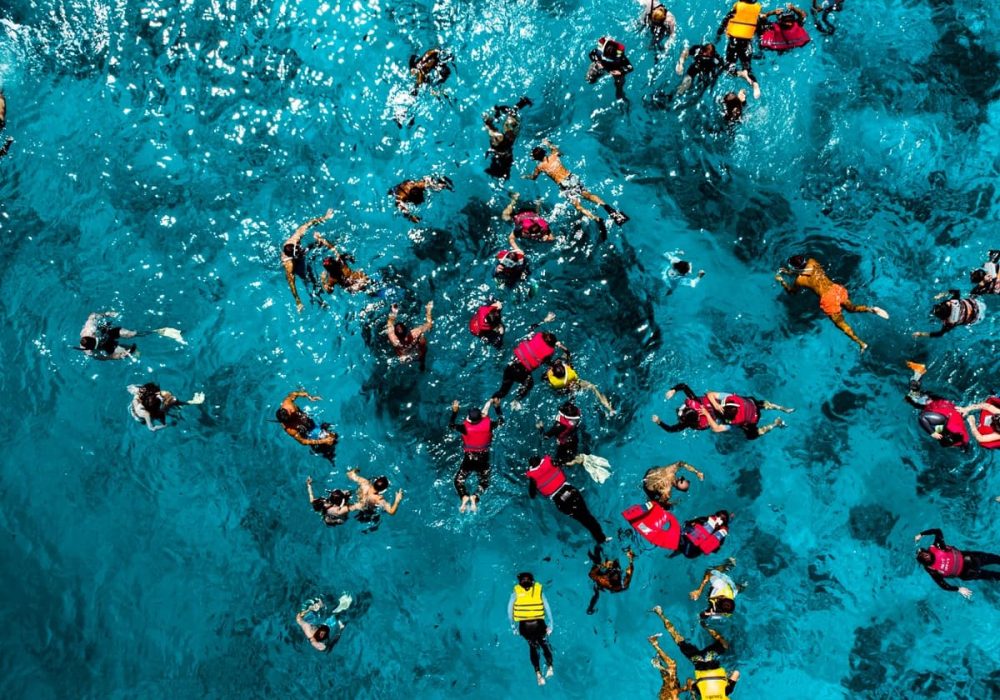 emandangan-drone-aktivitas-snorkeling-di-perairan-gili-lombok
