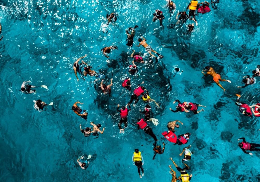 emandangan-drone-aktivitas-snorkeling-di-perairan-gili-lombok