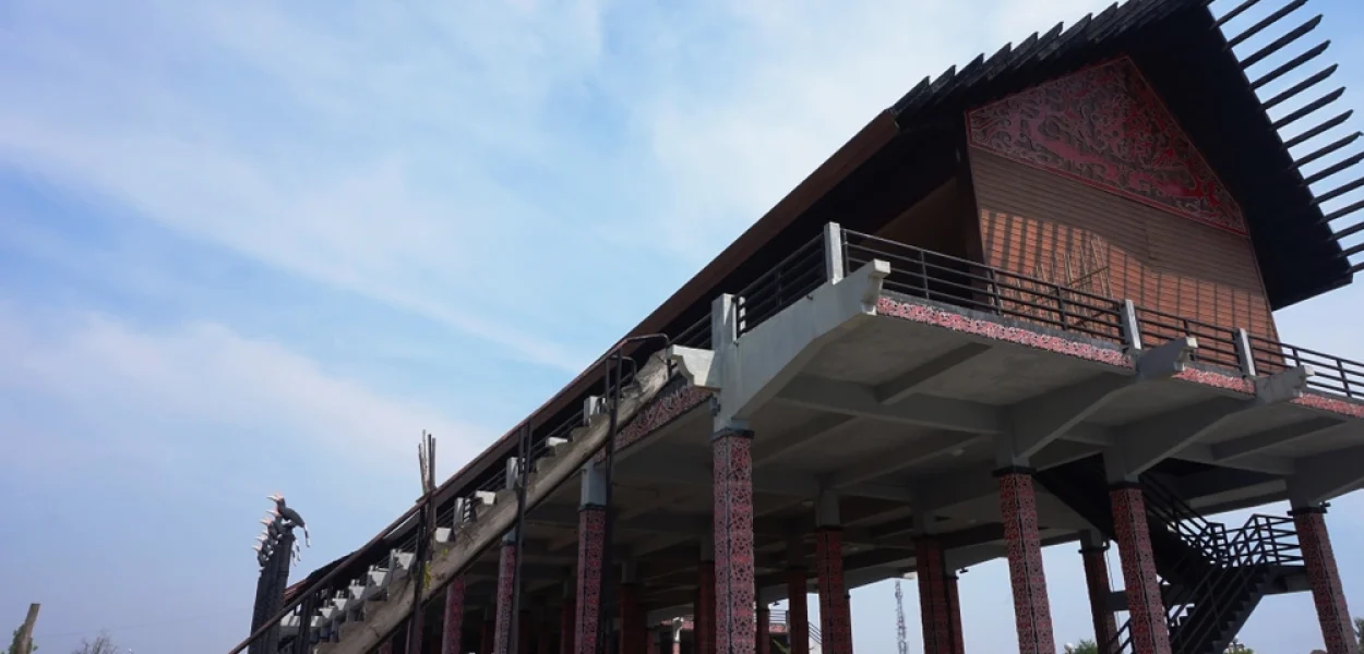 Rumah Radakng, rumah panjang tradisional suku Dayak Kanayatn di Kalimantan Barat